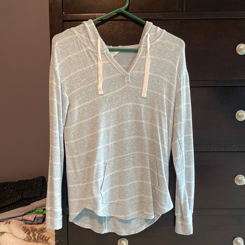 Long sleeve light weight sweater/sweatshirt with hood